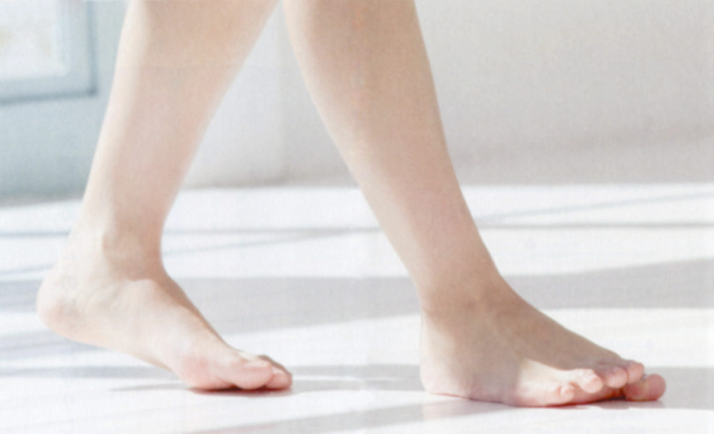 足関節は体の基礎。きれいな足関節は整った姿勢を生み出します

